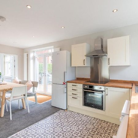Beautiful 6 Bedroom Holiday Home, Manchester Wythenshawe Exterior photo