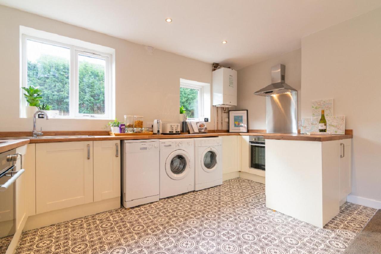 Beautiful 6 Bedroom Holiday Home, Manchester Wythenshawe Exterior photo