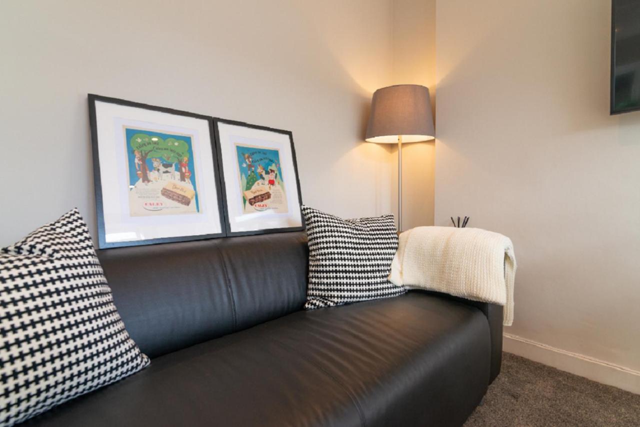 Beautiful 6 Bedroom Holiday Home, Manchester Wythenshawe Exterior photo
