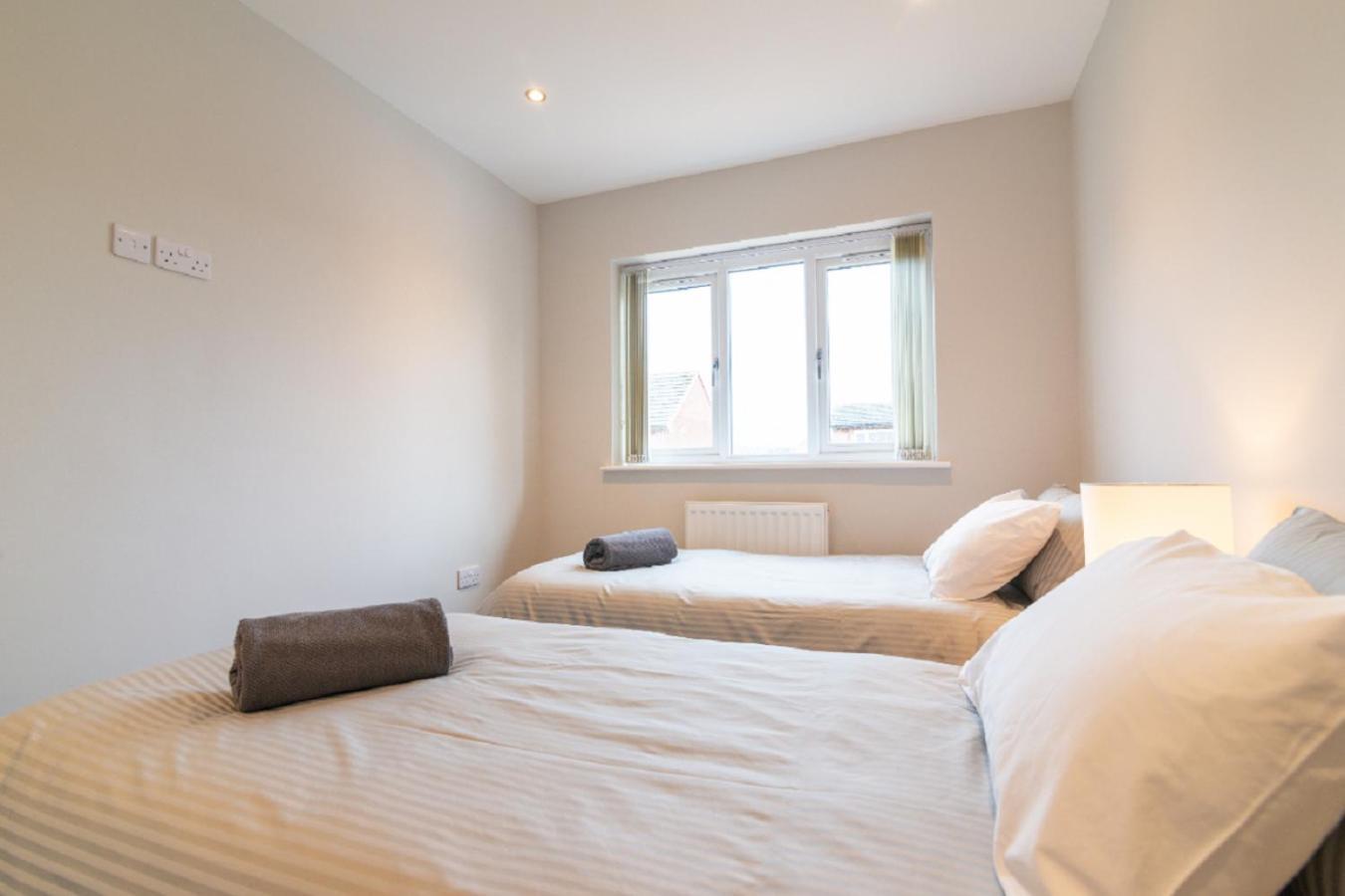 Beautiful 6 Bedroom Holiday Home, Manchester Wythenshawe Exterior photo