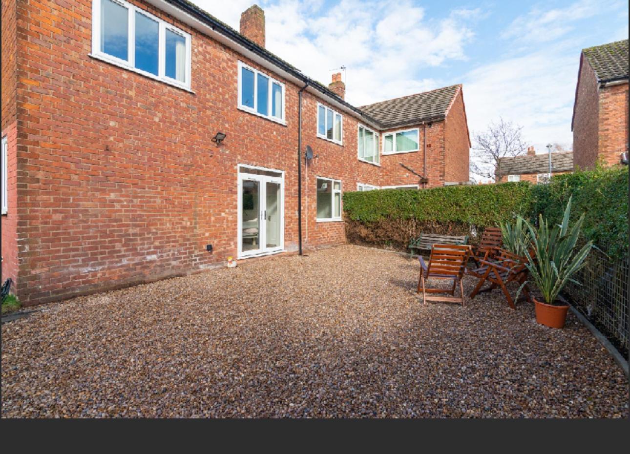 Beautiful 6 Bedroom Holiday Home, Manchester Wythenshawe Exterior photo