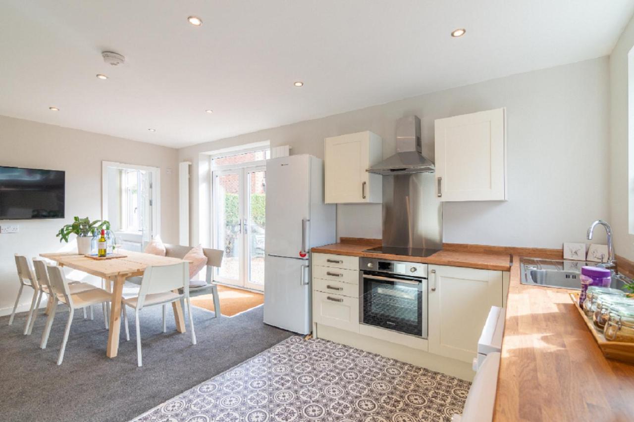 Beautiful 6 Bedroom Holiday Home, Manchester Wythenshawe Exterior photo