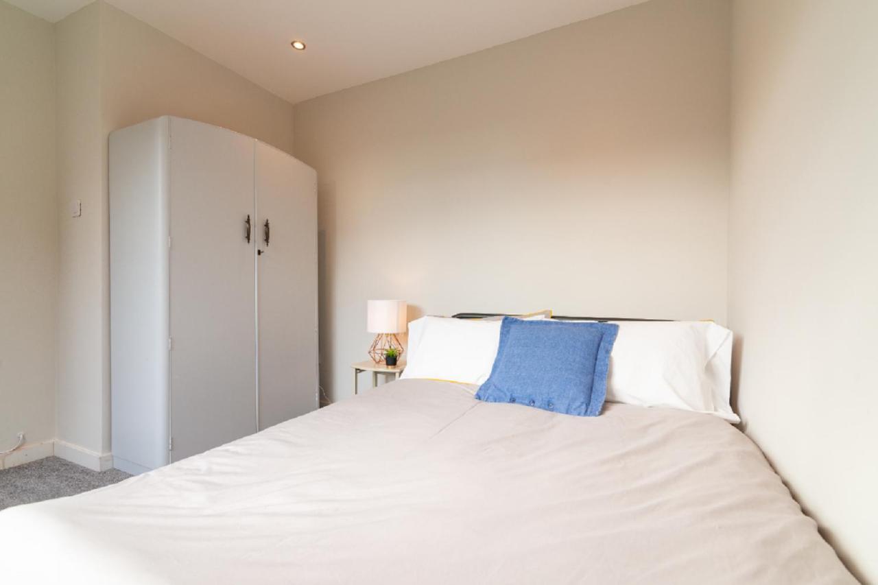 Beautiful 6 Bedroom Holiday Home, Manchester Wythenshawe Exterior photo