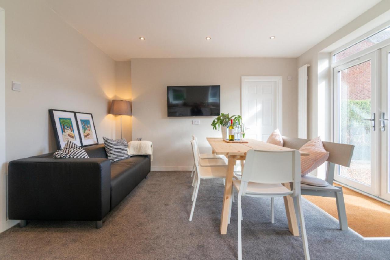Beautiful 6 Bedroom Holiday Home, Manchester Wythenshawe Exterior photo