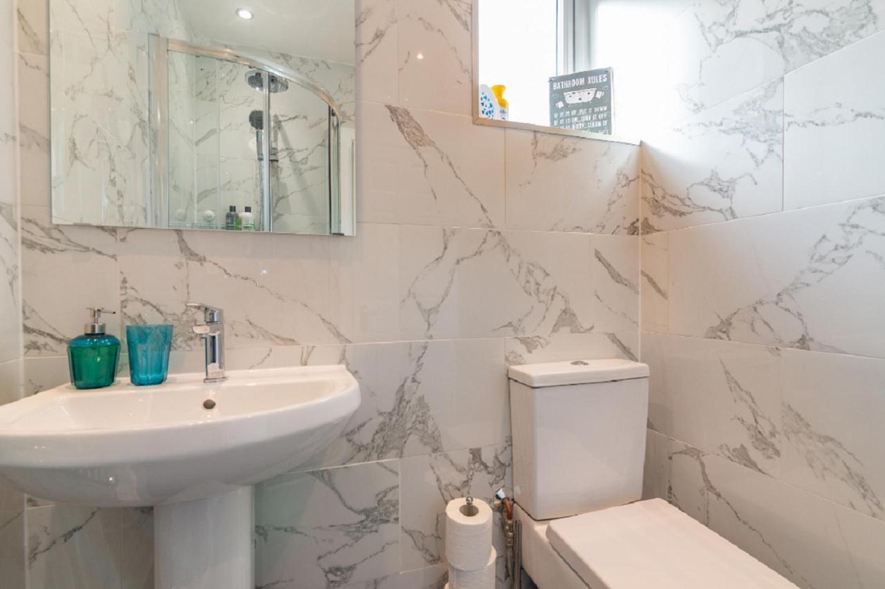 Beautiful 6 Bedroom Holiday Home, Manchester Wythenshawe Exterior photo